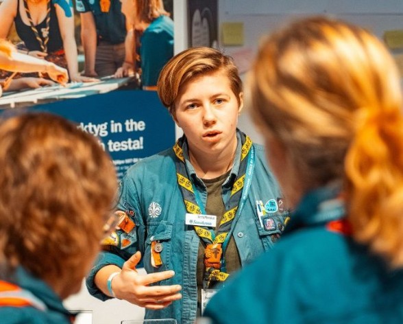 Utställare Demokratijamboree som pratar med besökare